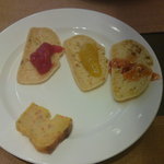 前菜・サラダビュッフェ（フルーツトマトのケイク・ド・サレ、ドライトマトのバケット、トマトはちみつ、トマトジャム赤、トマトジャム黄）