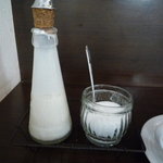オステリア・ピノ・ジョーヴァネ - コーヒーに添えてあったミルクの瓶とお砂糖☆可愛らしいですね～。