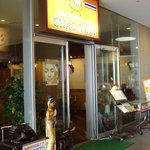 CHAO THAI - お店の入口です　象や像がお出迎え