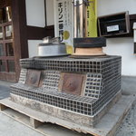 しんしゅう - 夏場は地元のあんと市に出すかまどご飯のおにぎりがこの竈から出てきます！