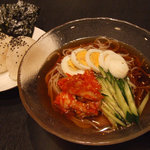 北浜ハイボールNomo - ランチ。ピリ辛がぐー。おにぎり付き韓国風冷麺。