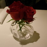 ラール・エ・ラ・マニエール - テーブルにはバラ