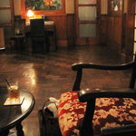 きんせ旅館 - 板張りの床と洋家具