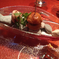ラ・テラス イリゼ - シェフからのささやかなプレゼント〜ビーツのマカロンとミニハンバーグ〜