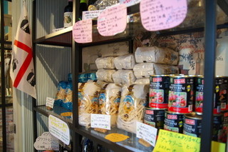 itariakafeba-erushi-ai - 店内ではいろんな食材を販売しています。