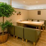 カフェ アクイーユ - ソファ席。小さなお子様もゆったり。