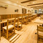 カフェ アクイーユ - 明るい店内でのひといき。お買い物帰りにも♪