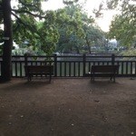 栄屋肉店 - 池のほとりのベンチで食べましょう