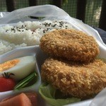 栄屋肉店 - 揚げたてメンチがアツアツでーす