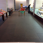 六花亭 - 飲食テーブルのコーナーより