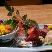 くし路 KITTE丸の内店 - 刺身盛合せ～根室～ 通常2人分を1人分にして頂きました。本鮪、ボタン海老、サーモン、シメサバ、ホッキ貝、雲丹。