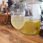 ドゥー・クルール - 白のサングリア（￥594）。いつからかレモンも入るようになり、さっぱり感アップ！