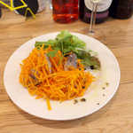 ドゥー・クルール - にんじんとオイルサーディンのサラダ（￥626）。黒胡椒の風味付けが洒落ている