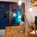 ドゥー・クルール - 秋のカウンター。ネコさん？が鎮座