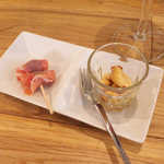 ドゥー・クルール - 今宵のお通しは、オリーブの生ハム巻きと、蜂蜜ナッツ