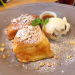 外はカリッと、中はとろ～ん♪　塩キャラメルソースを掛けると、焦がしキャラメルの香りが加わる