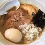 濃麺 海月 - 煮干濃麵HV800円、味玉100円、和え玉150円
            
            千葉のクラゲにようやく行ってきました〜
            煮干しマニアには有名店。
            スープはドロ系で煮干しがかなり泳いでいる濃さ。煮干しマニアにはお勧めできますが、普通の方には...煮干しは、ビター感があるほどですが、エグミは少ないです。細麺に絡みついて逃がしてくれません（笑）
            
            会え玉は、それだけで食べても美味しくて、玉ねぎ、生ハム的なチャーシュー、メンマ、煮