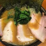 ラーメン 末廣家 - チャーシューメン750円
      
      シルバーウィークも日曜日以外は営業中。
      定期巡回になってきましたが、本当に美味しい家系です。
      
      