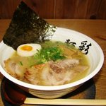 麺彩 味くら - しおチャーシュー麺。豚チャーシューと鶏チャーシューがたっぷりと乗りボリューム満点