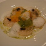 オーベルジュ・ド・リル - 天然帆立貝のカルパッチョ　キャビアとシェーブルクリームのアクセント