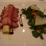 オーベルジュ・ド・リル - 鴨胸肉の瞬間スモーク　サラダ仕立て　新じゃが芋のレフォール風味とフォアグラ添え