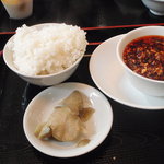 アジア料理 菜心 - 坦々麺にはご飯とラー油が付いてきます
