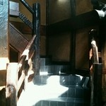 陸蒸気 - 2階へ続く階段！いつも1階で囲炉裏見ながら食べるんですがいっぱいになると2階へ案内されます