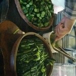 陸蒸気 - 食べ放題のお新香(きゅうりと野沢菜)取皿に入れて焼魚が来る前につまみます…漬かり具合が良いんです！