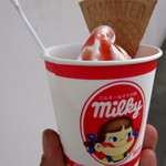 不二家 - 料理写真:ミルキーカップ（ストロベリーソース）￥270円