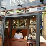 PARLA - 店舗前にスタンディングテーブルあり。