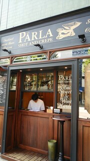 PARLA - 店舗前にスタンディングテーブルあり。