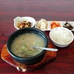 Yanga - ソロンタン定食(950円)。期待どおりの美味さでした。しっかりダシの出た塩味の牛骨スープに細切りした大根と春雨が入っています。ご飯を浸してたまらなく美味い。添えられた野菜がまた美味し。コーヒー付きます