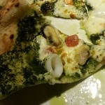 エムスポ - シーフードジェノベーゼピッツァ リフトアップ。