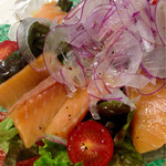 Kaido Kobo Uotora - スモークサーモンのサラダ｡ドレッシングはカエルのお手製です(笑)