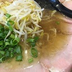 中華そば専門店 丸忠商店 - エビの香りが軽く立ち上ります