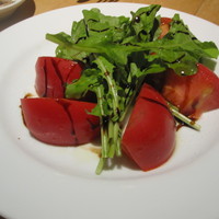 Osteria UVA RARA 横浜 - ルッコラとトマトのサラダ
