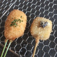 つのくに - 左 カニクリームコロッケ   右 麩