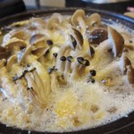 Matsutake Tokinoko Ryouriki Noko Mura Shinzan - シメジタケの鍋の出来上がりです。とても美味しいですよォ～！
