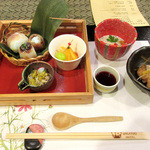 王ヶ頭ホテル - 1】里芋の肉味みそ田楽 虹鱒寿司 信州牛の市松春巻 柿なます やまぶし茸の菊花和え【右の小鉢】佐久鯉の南蛮漬け 蕎麦の実の澄まし。山葡萄酒 　