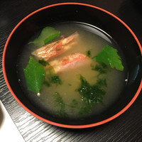 寿司割烹 魚紋 - 味噌汁は甘エビの頭入り。