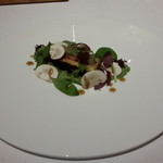 ル・タン・ペルデュ - ウズラの煮込みを鋳込んでどうたらこうたら・・・フランス東部をイメージしたそうです。多分メスクランサラダがそうなのかなと。。。