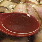 麺や 七彩 - 喜多方肉そば（煮干し）のスープ