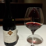 ル・タン・ペルデュ - おっと、赤が出てまいりました。ブルゴーニュのなかなか良さ気なワインですなぁ。