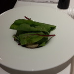 ル・タン・ペルデュ - セップ茸を使ったサラダ、サービスで出してくれました。なにげに美味しいんです。^^