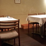 ル・タン・ペルデュ - 店内は小ぢんまりと４人席X2と２人席X３だったかと。来た時は満席でした。やはり女性多し・・・