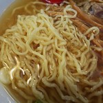 仙台中華そば 銘店嘉一 - 麺は、『龍上海』謹製で、麺を茹でる前に更に手揉みをひと加えした中太縮れ麺