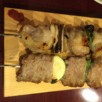 和食居酒屋 魚吉鳥吉 - 米沢豚ミルフィーユ串と鶏もも串です。