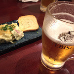 和食居酒屋 魚吉鳥吉 - 生ビールと大人のポテトサラダです。