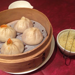 ジョーズ シャンハイ ニューヨーク 銀座店 - [2]小籠包 拡大版 | 2015/10/11(日)訪問
                                ◾︎画面左)蟹肉と蟹味噌  右)豚