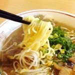 すみれ - ウエーブ弱めのチジレ麺